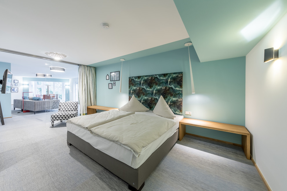 Ispirazione per una camera da letto stile loft design di medie dimensioni con pareti blu, pavimento in vinile e pavimento blu