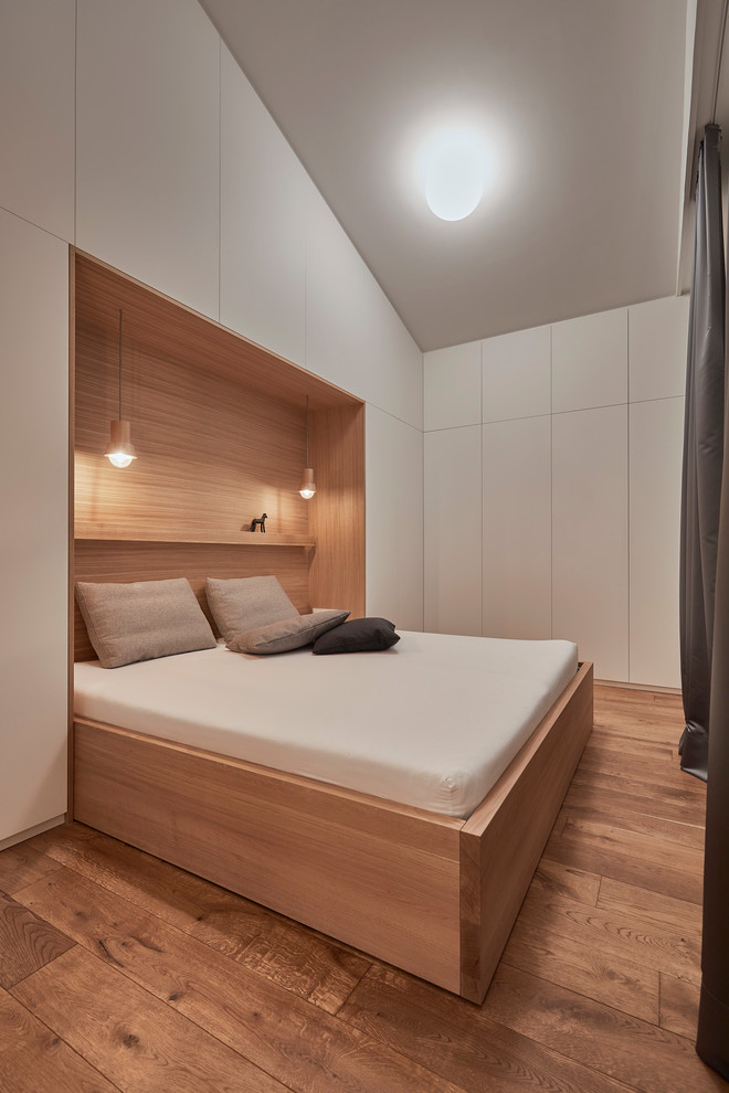 Свежая идея для дизайна: хозяйская спальня среднего размера в стиле модернизм с белыми стенами, темным паркетным полом и коричневым полом без камина - отличное фото интерьера