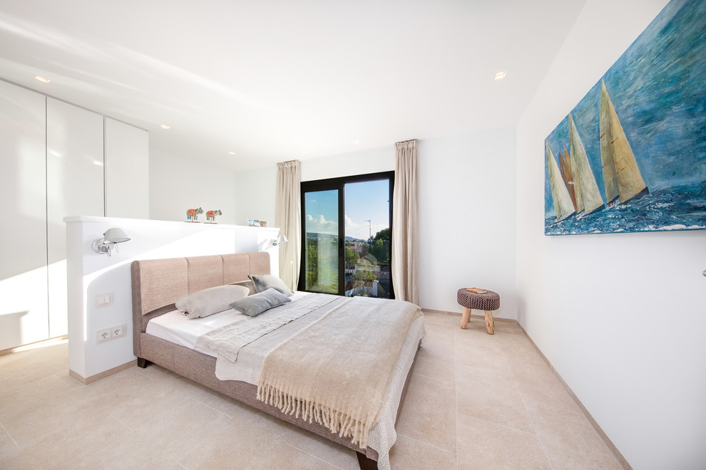 Großes Maritimes Gästezimmer ohne Kamin mit weißer Wandfarbe und Marmorboden in Palma de Mallorca