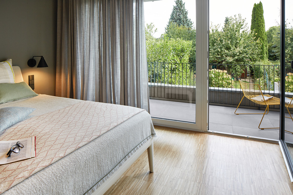 Mittelgroßes Skandinavisches Hauptschlafzimmer mit grauer Wandfarbe und hellem Holzboden in Bonn