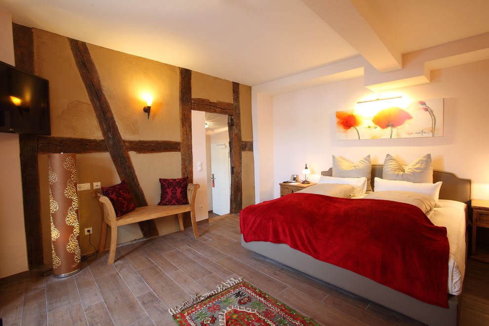 Идея дизайна: гостевая спальня среднего размера, (комната для гостей) в стиле фьюжн с белыми стенами и темным паркетным полом