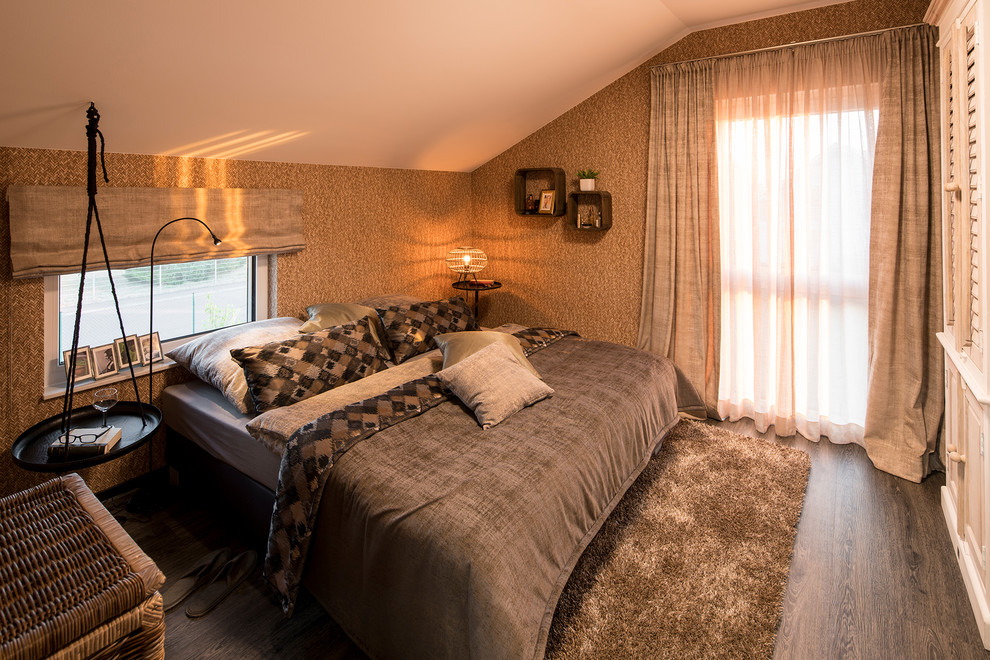 Kleines Modernes Hauptschlafzimmer ohne Kamin mit brauner Wandfarbe, dunklem Holzboden und braunem Boden in Sonstige