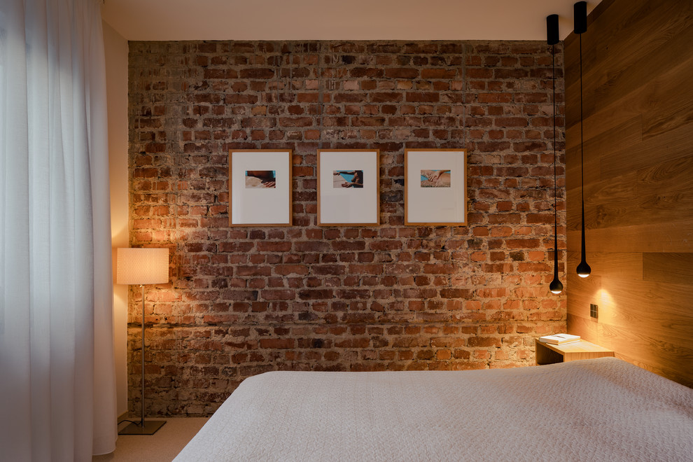 エッセンにある小さなインダストリアルスタイルのおしゃれな主寝室 (赤い壁、カーペット敷き、ベージュの床、暖炉なし) のインテリア