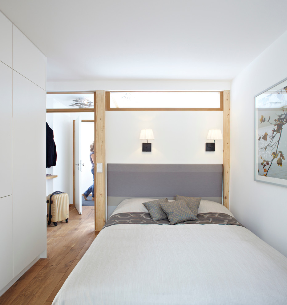Источник вдохновения для домашнего уюта: маленькая гостевая спальня (комната для гостей) в современном стиле с белыми стенами и паркетным полом среднего тона без камина для на участке и в саду