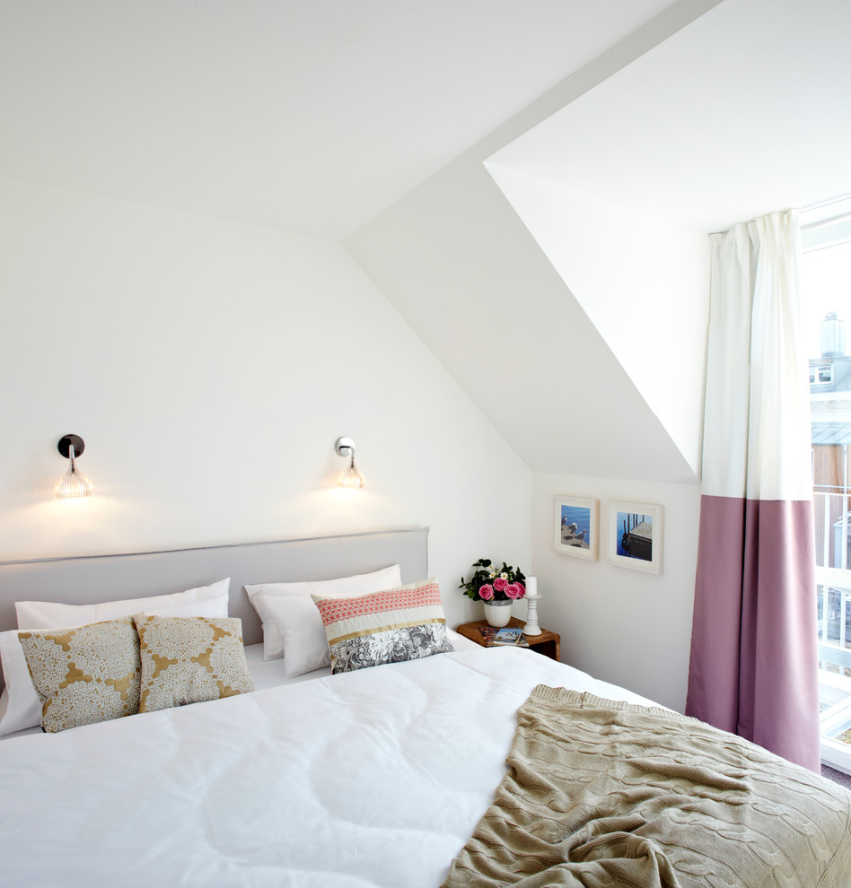 ミュンヘンにある小さなコンテンポラリースタイルのおしゃれな寝室 (白い壁、勾配天井)