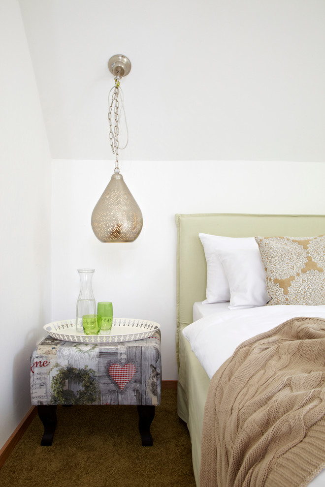 Idee per una camera da letto minimal con pareti bianche e moquette