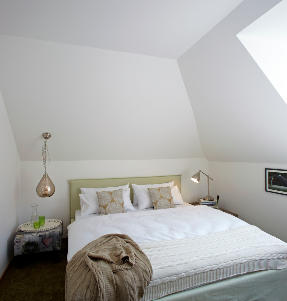 Foto di una piccola camera da letto design con pareti bianche, moquette e nessun camino