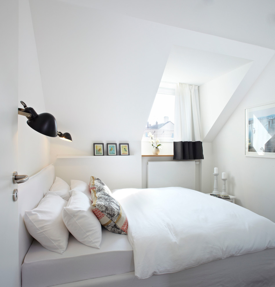 Kleines Modernes Schlafzimmer ohne Kamin mit weißer Wandfarbe in München