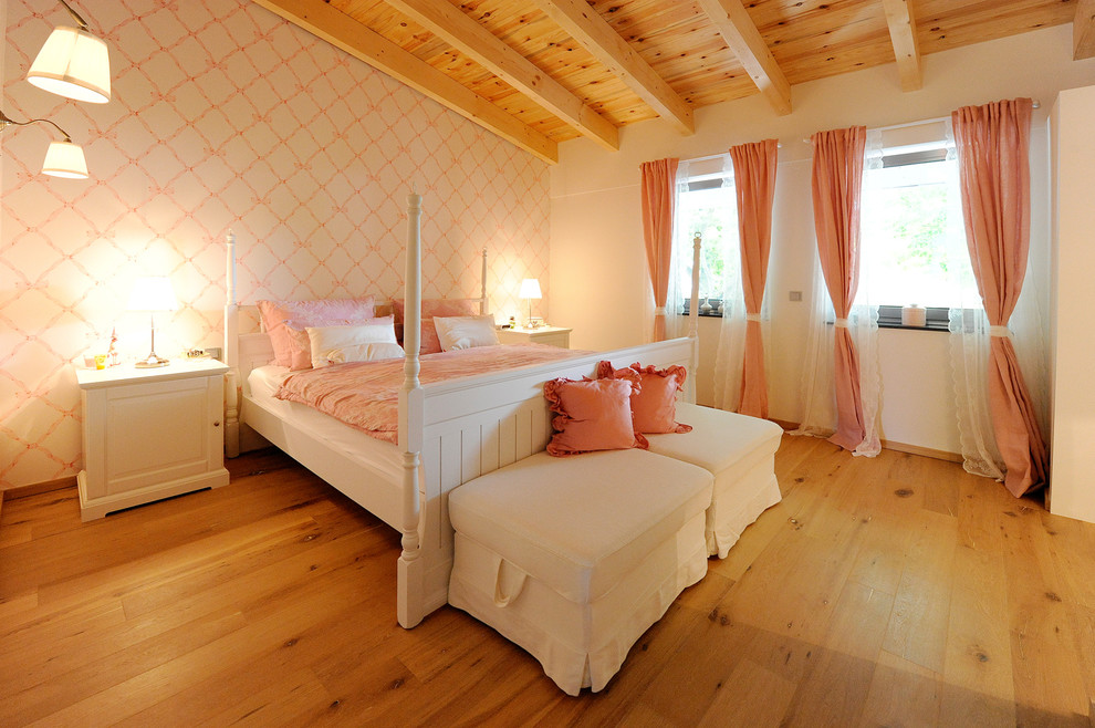 Großes Landhausstil Schlafzimmer ohne Kamin mit hellem Holzboden und bunten Wänden in Berlin