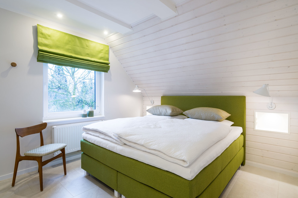 Mittelgroßes Modernes Schlafzimmer mit weißer Wandfarbe und grauem Boden in Hamburg