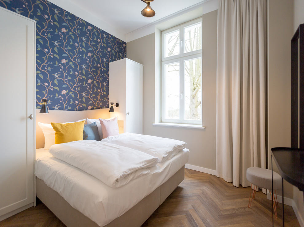 Mittelgroßes Modernes Hauptschlafzimmer ohne Kamin mit blauer Wandfarbe, braunem Holzboden und braunem Boden in Berlin