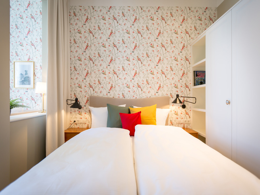 Kleines Modernes Hauptschlafzimmer ohne Kamin mit beiger Wandfarbe in Berlin