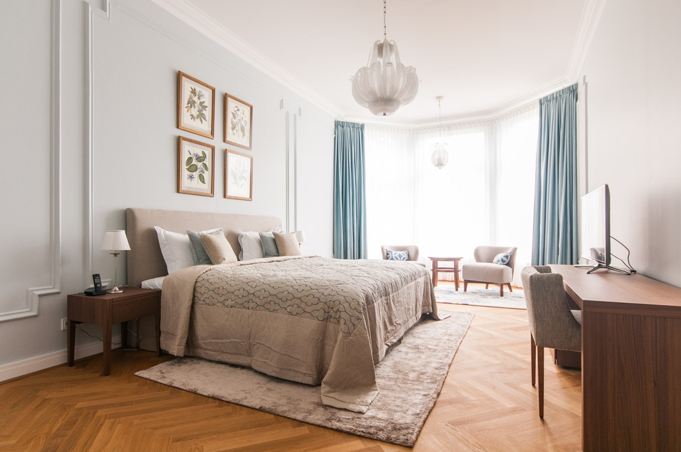 Пример оригинального дизайна: большая хозяйская спальня в классическом стиле с серыми стенами, светлым паркетным полом, телевизором и кроватью в нише без камина
