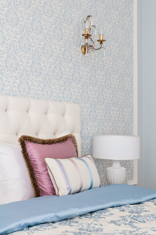 На фото: большая хозяйская спальня в стиле неоклассика (современная классика) с синими стенами и паркетным полом среднего тона с