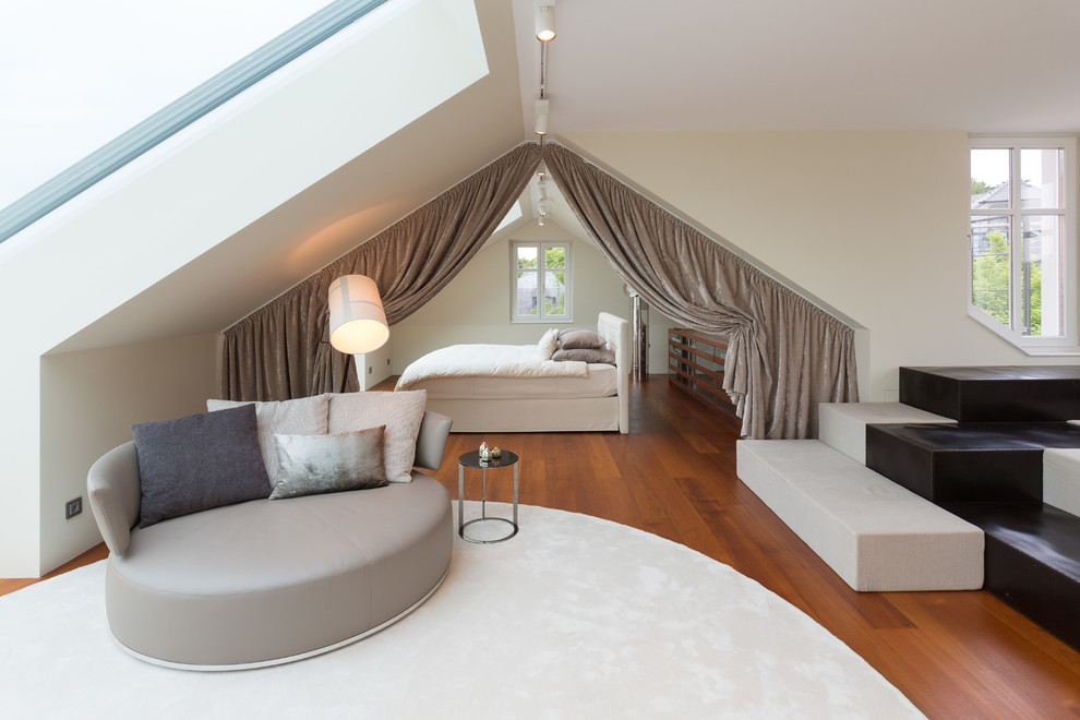 Geräumiges Modernes Hauptschlafzimmer ohne Kamin mit weißer Wandfarbe und braunem Holzboden in Sonstige