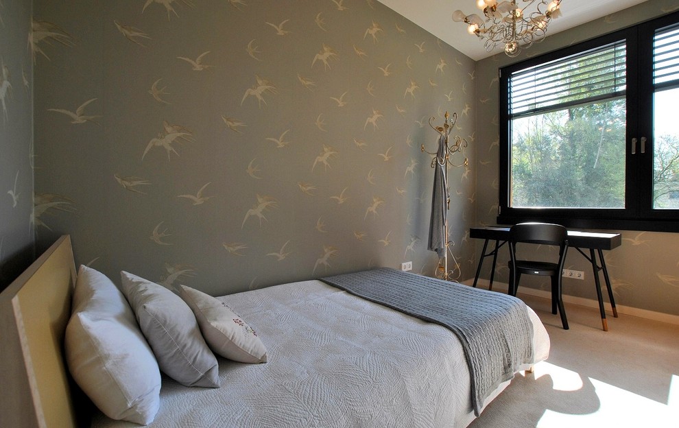Стильный дизайн: маленькая гостевая спальня (комната для гостей) в стиле модернизм с ковровым покрытием, разноцветными стенами и бежевым полом без камина для на участке и в саду - последний тренд