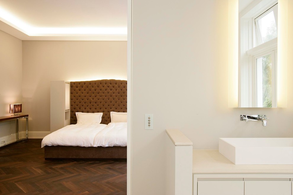 This is an example of a contemporary bedroom in Hamburg.