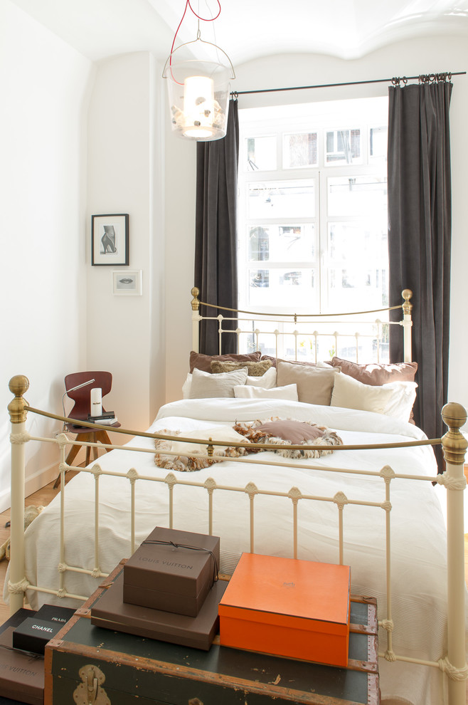 Shabby-Look Hauptschlafzimmer ohne Kamin mit weißer Wandfarbe und braunem Holzboden in Düsseldorf