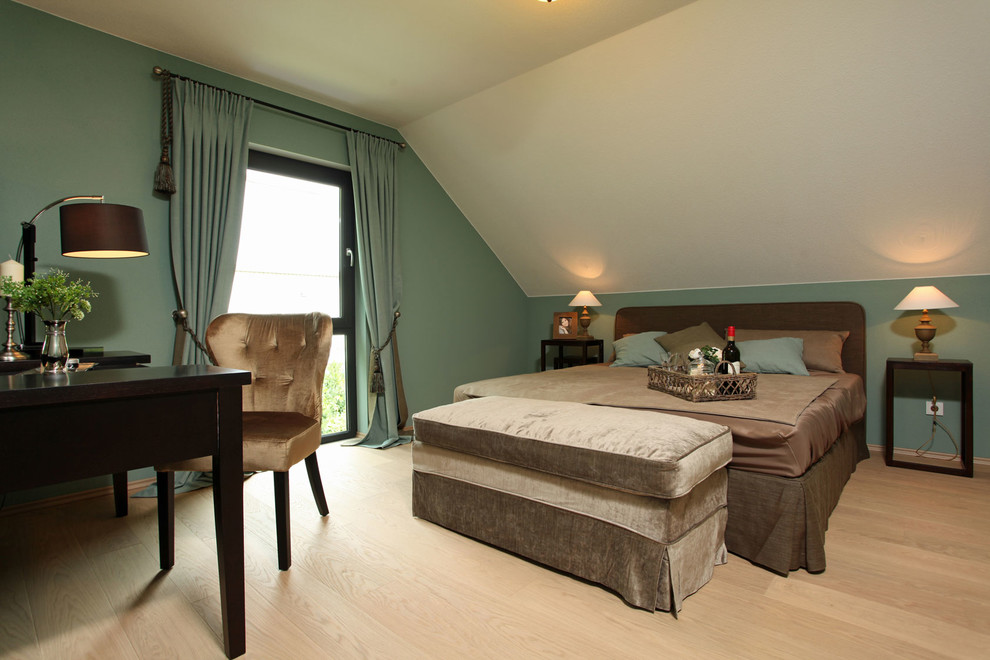 Esempio di una camera matrimoniale minimal con pareti blu, parquet chiaro e pavimento marrone