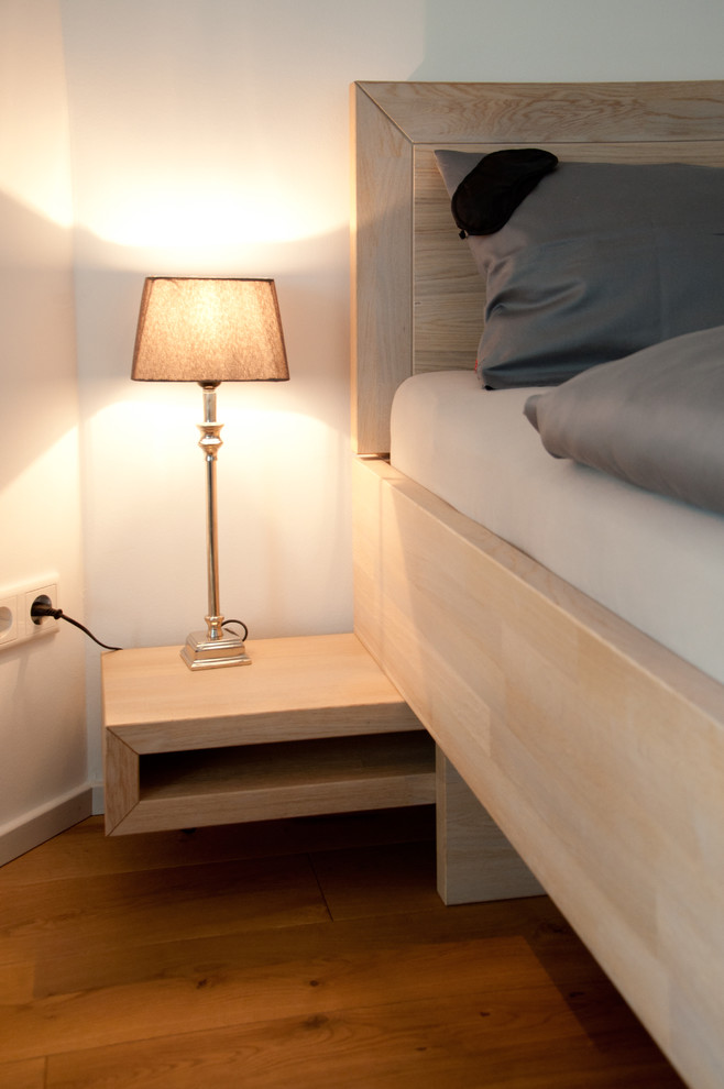 Design ideas for a modern bedroom in Hamburg.