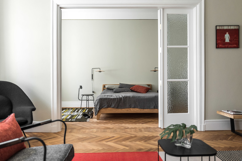 Идея дизайна: хозяйская спальня среднего размера в скандинавском стиле с зелеными стенами, светлым паркетным полом и белым полом