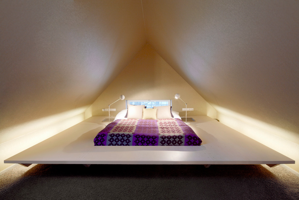Kleines Modernes Schlafzimmer im Dachboden ohne Kamin mit weißer Wandfarbe und Teppichboden in Köln