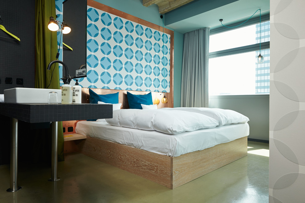 Mittelgroßes Modernes Schlafzimmer ohne Kamin mit blauer Wandfarbe in Köln