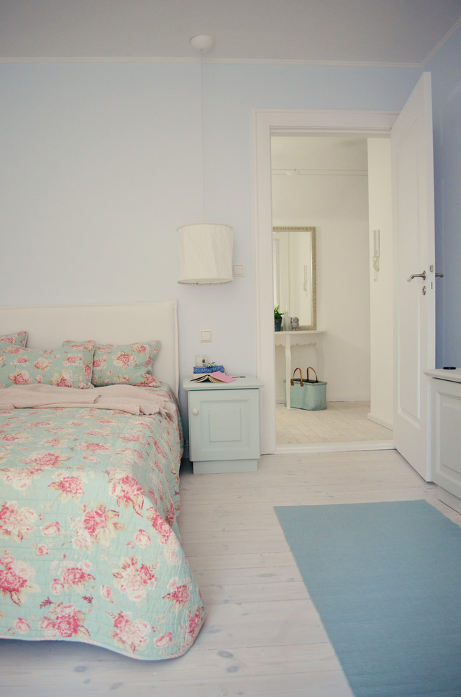 Inspiration pour une chambre parentale style shabby chic de taille moyenne avec un mur bleu, parquet peint et aucune cheminée.