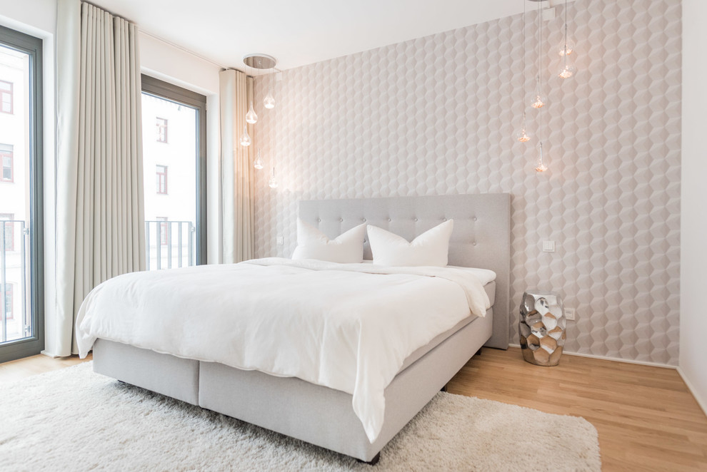 Mittelgroßes Skandinavisches Hauptschlafzimmer ohne Kamin mit weißer Wandfarbe, braunem Holzboden und braunem Boden in Berlin