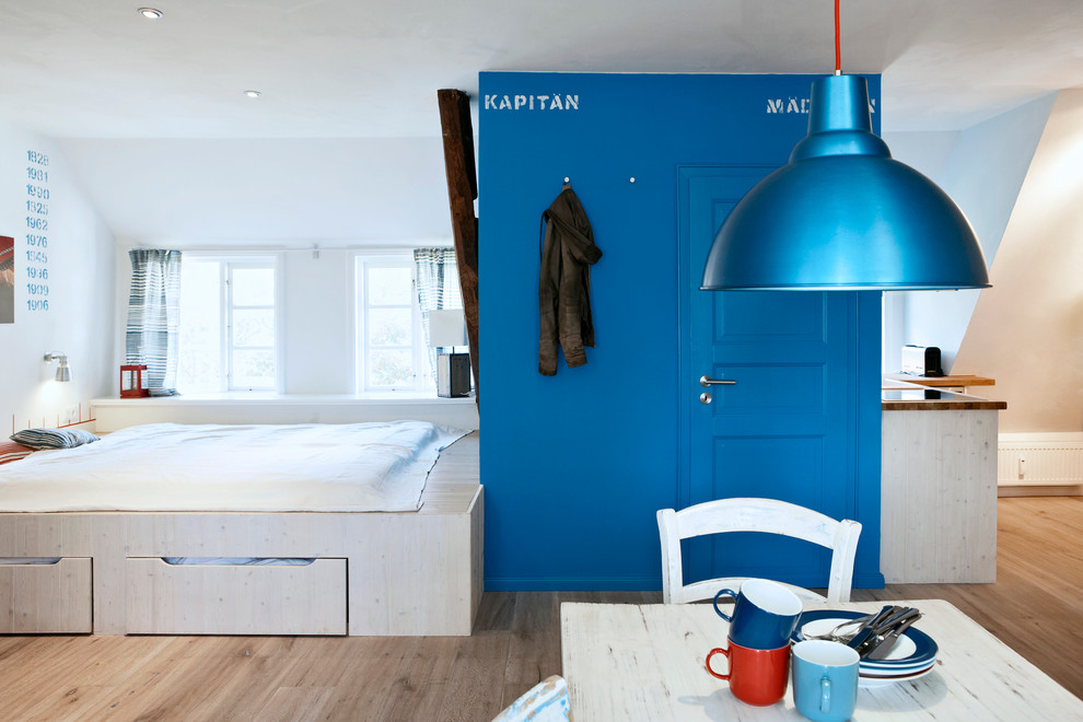 На фото: большая хозяйская спальня в морском стиле с синими стенами и светлым паркетным полом без камина с