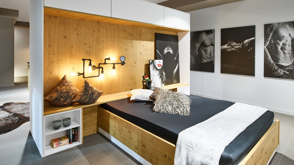 Mittelgroßes Modernes Schlafzimmer ohne Kamin, im Loft-Style mit weißer Wandfarbe und grauem Boden in Dresden
