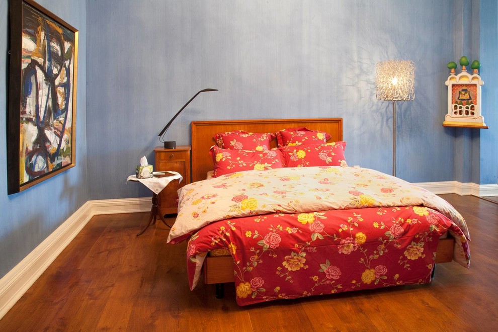 На фото: хозяйская спальня среднего размера в стиле фьюжн с синими стенами и паркетным полом среднего тона без камина