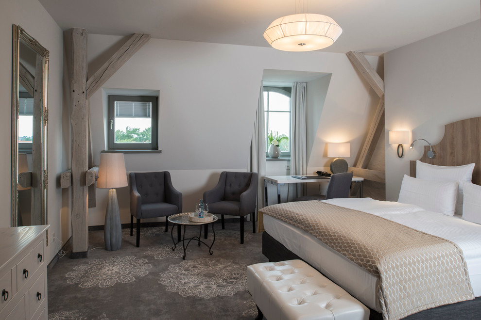 Großes Landhaus Schlafzimmer ohne Kamin mit weißer Wandfarbe und Teppichboden in Dresden