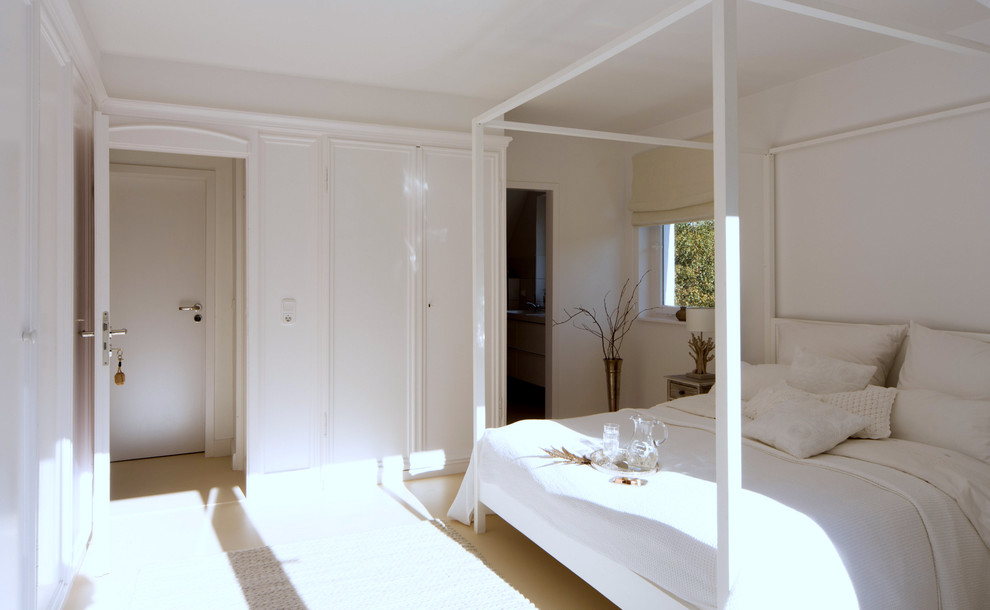 Imagen de dormitorio principal costero de tamaño medio sin chimenea con paredes blancas