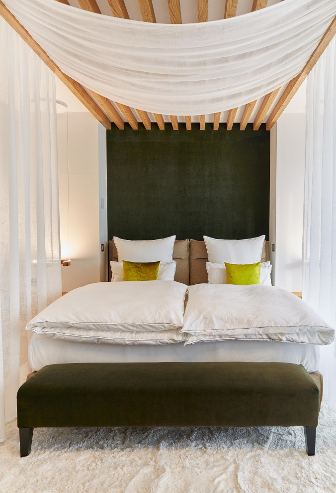 Modernes Schlafzimmer mit weißer Wandfarbe, Teppichboden und weißem Boden in Frankfurt am Main