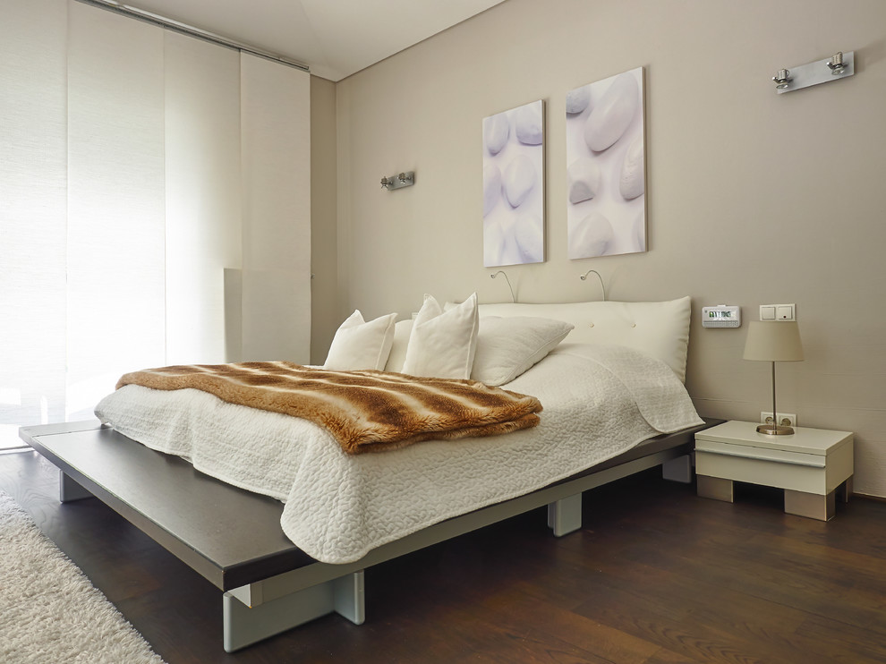 Idee per una camera da letto contemporanea di medie dimensioni con pareti beige e nessun camino