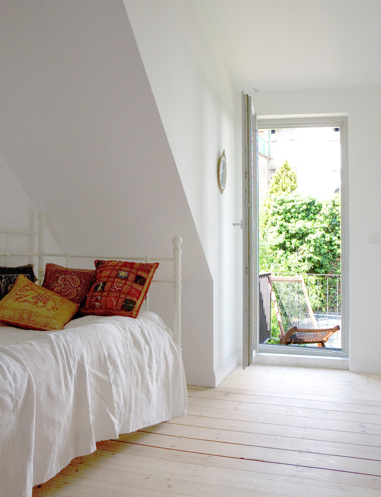 Kleines Klassisches Gästezimmer mit weißer Wandfarbe, braunem Holzboden und braunem Boden in Frankfurt am Main