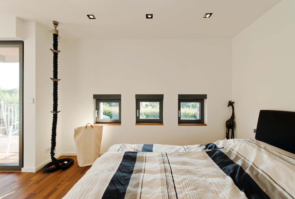 ハノーファーにある中くらいなコンテンポラリースタイルのおしゃれな主寝室 (白い壁、無垢フローリング、暖炉なし) のレイアウト