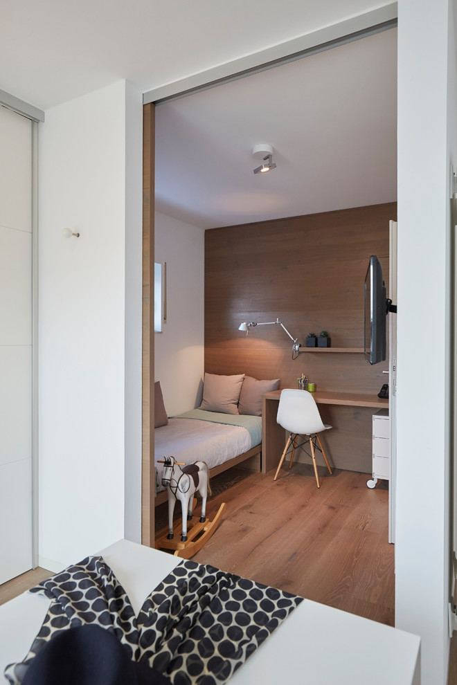 Idee per una piccola camera degli ospiti contemporanea con pareti bianche, pavimento in legno massello medio, nessun camino, pavimento marrone e TV
