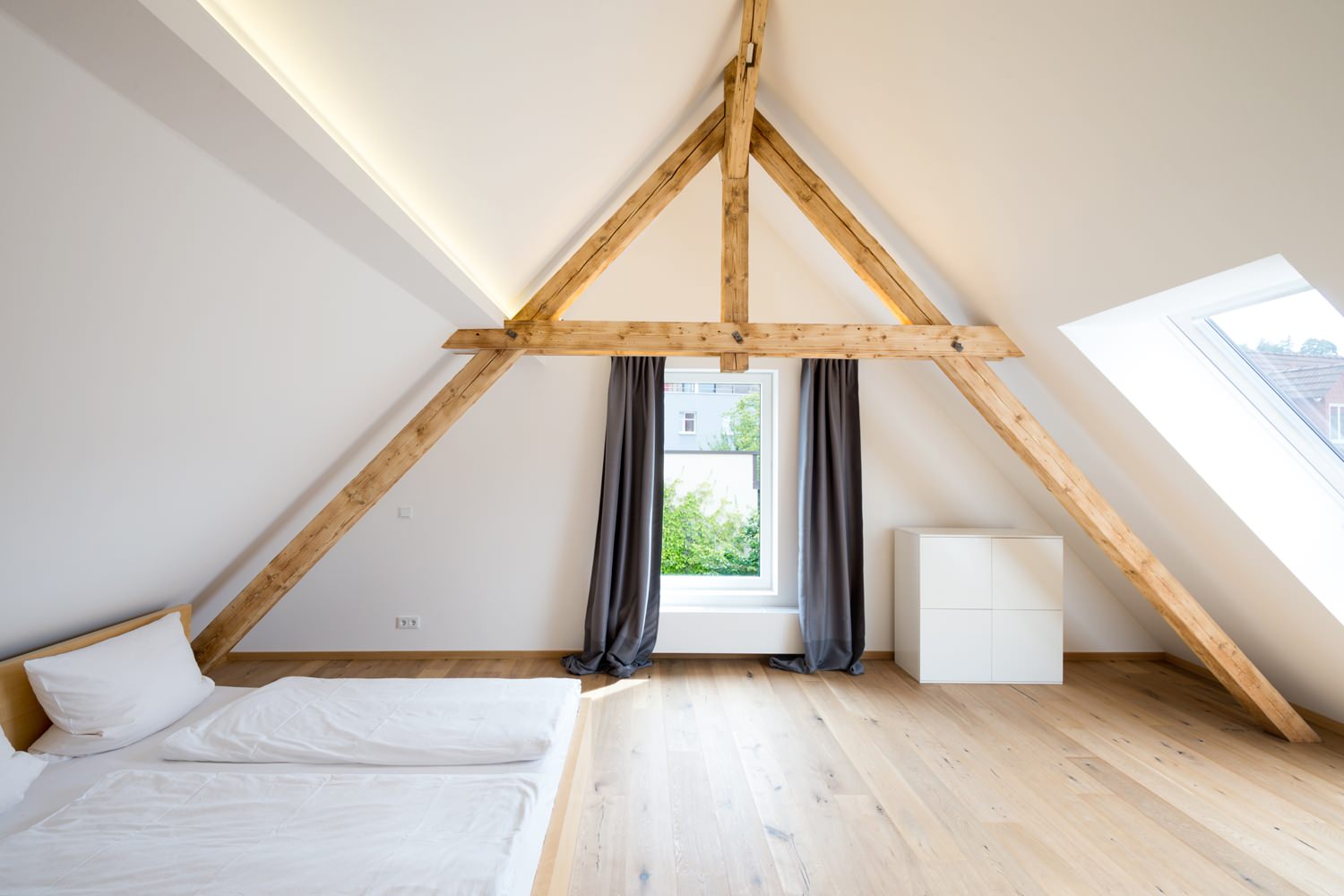 schlafzimmer mit dachschräge gestalten: 8 tipps
