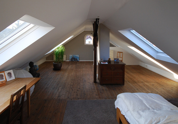 Foto de dormitorio grande con suelo de madera en tonos medios