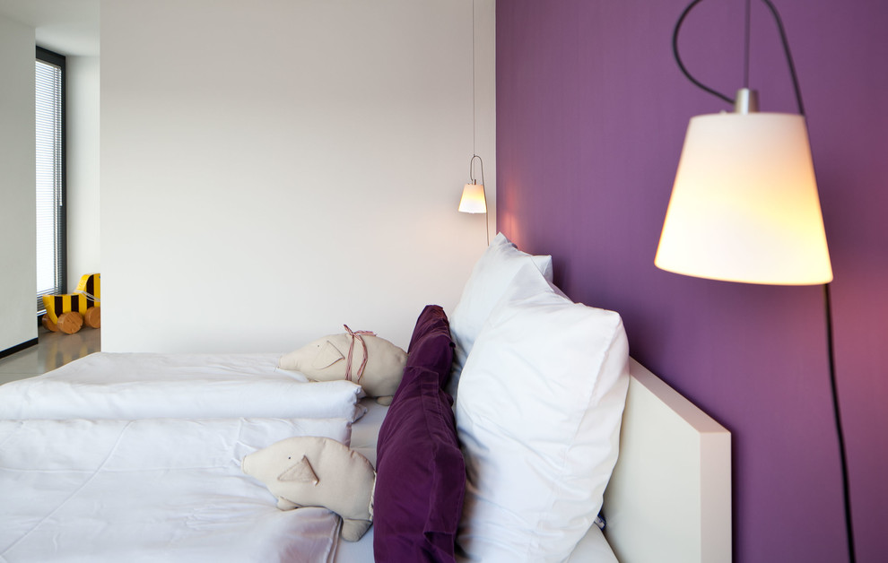 Foto på ett funkis sovrum, med lila väggar
