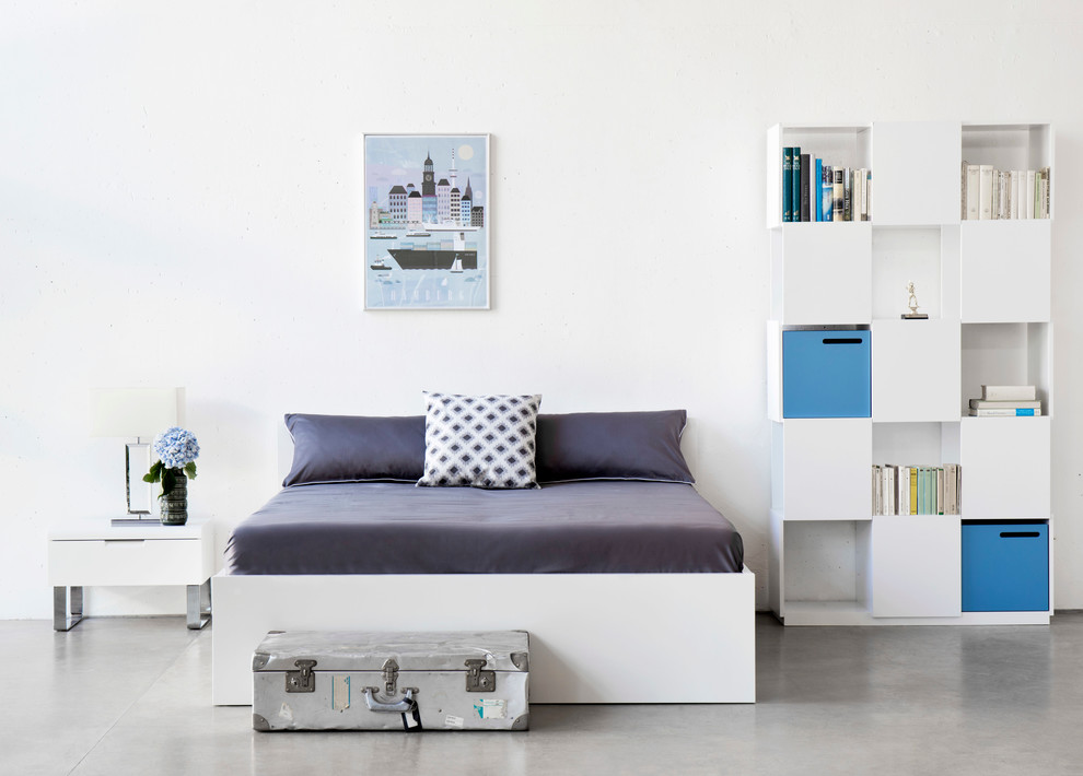 Modernes Schlafzimmer ohne Kamin mit weißer Wandfarbe in Berlin