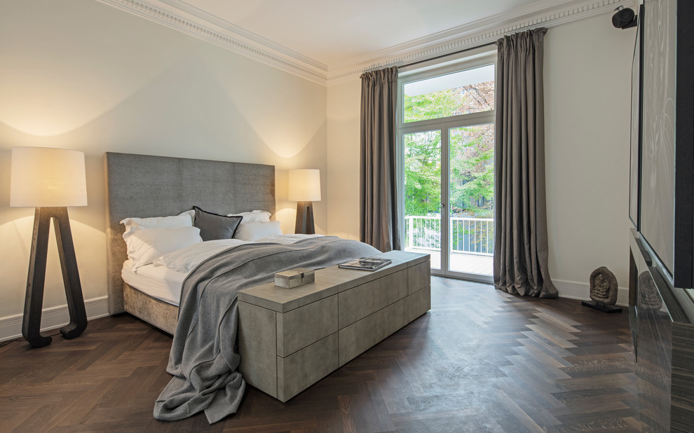 Großes Modernes Hauptschlafzimmer ohne Kamin mit weißer Wandfarbe, dunklem Holzboden und braunem Boden in Frankfurt am Main