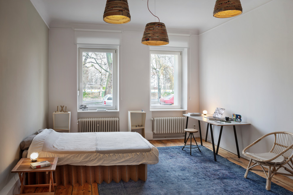 Imagen de dormitorio principal escandinavo de tamaño medio con paredes beige y suelo de madera en tonos medios