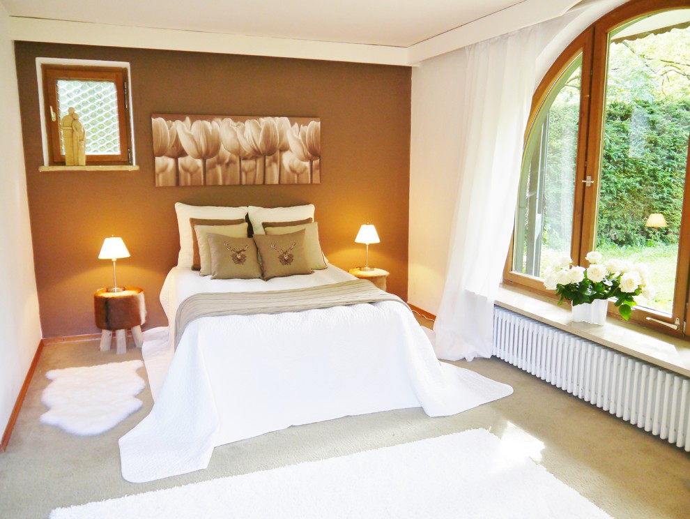 Exempel på ett mellanstort modernt sovrum, med bruna väggar och heltäckningsmatta