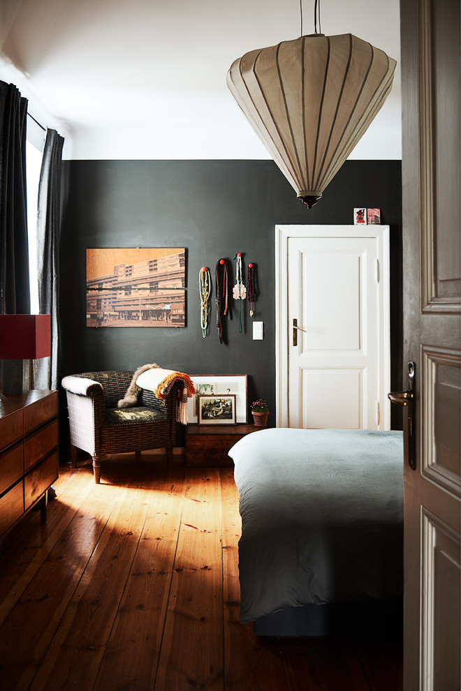 Mediterranes Schlafzimmer ohne Kamin mit grauer Wandfarbe und gebeiztem Holzboden in Berlin