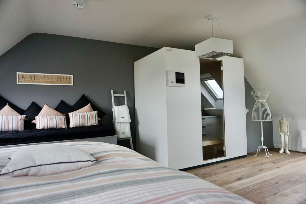Идея дизайна: хозяйская спальня среднего размера в стиле кантри с белыми стенами, паркетным полом среднего тона и коричневым полом