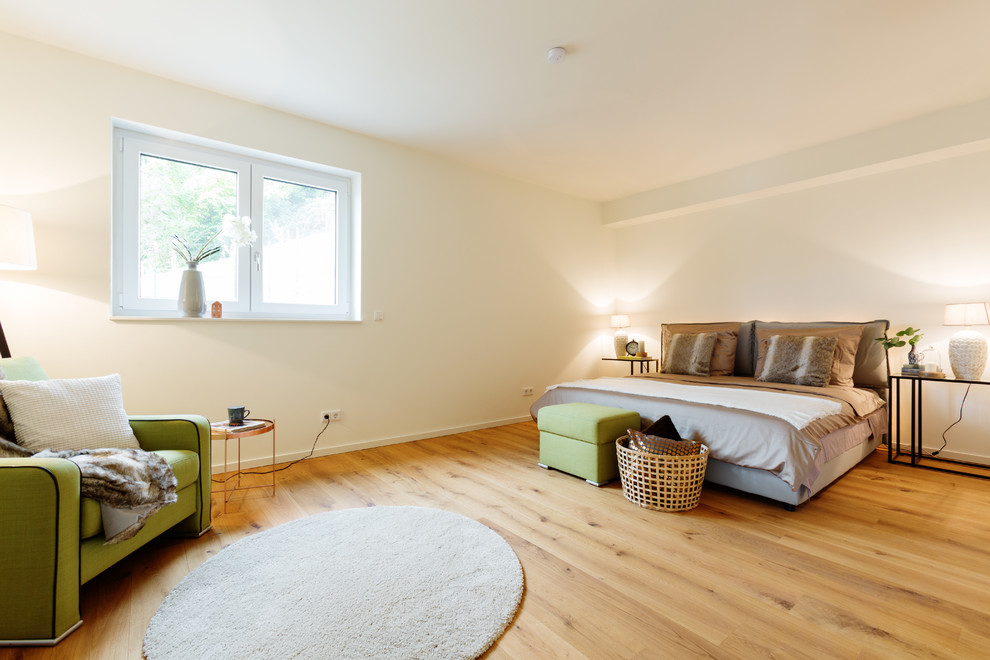 Ejemplo de dormitorio principal contemporáneo grande sin chimenea con paredes blancas, suelo de madera en tonos medios y suelo marrón