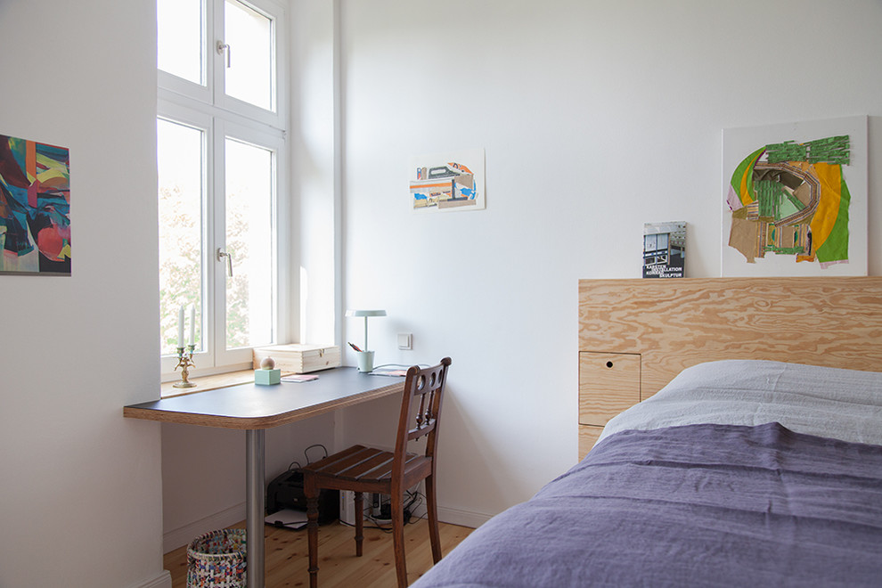 Mittelgroßes Skandinavisches Hauptschlafzimmer mit weißer Wandfarbe, hellem Holzboden und braunem Boden in Berlin